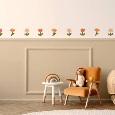Alt-tekst: Veggdekor med blomsterdesign i et barnerom, sammen med en koselig stol, leketøy og dekorative elementer, ideelt for å skape en leken atmosfære i barnets rom.