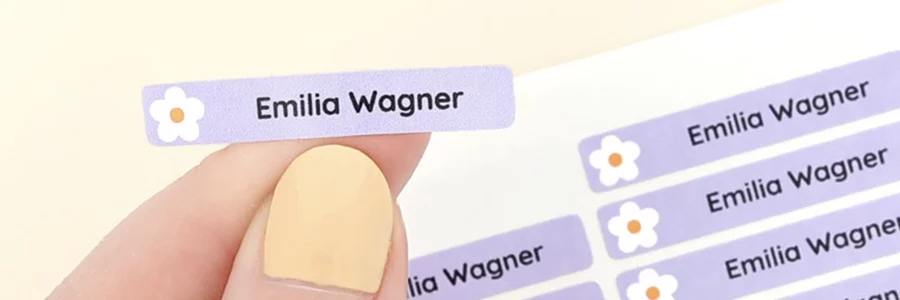 Personalized name labels suitable for pencils and children featuring a floral design, perfect for organizing school supplies and belongings. Ideal for adding a personal touch to kids' items.